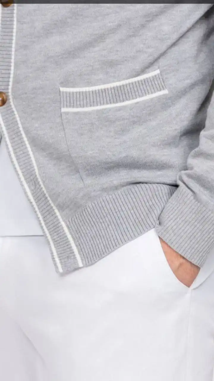 Серый кардиган SARTO REALE и черный джемпер QWENTINI