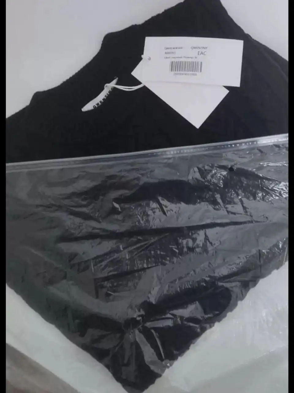 Серый кардиган SARTO REALE и черный джемпер QWENTINI