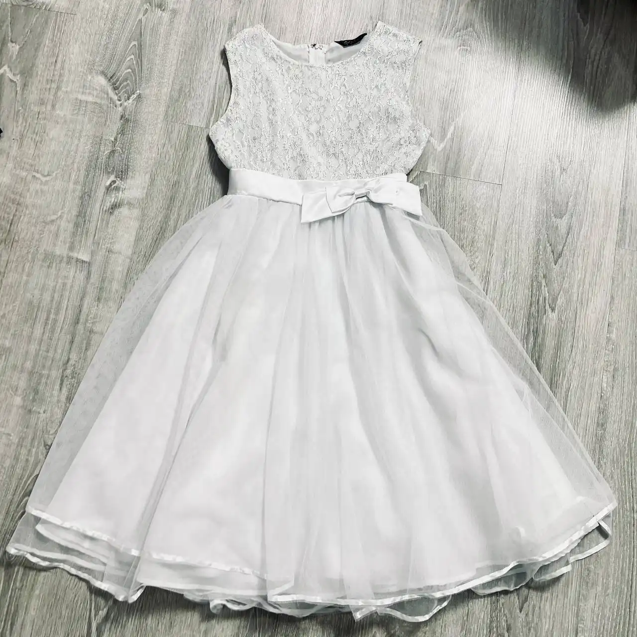 Праздничное платье Gloria Jeans и босоножки Keddo для девочки