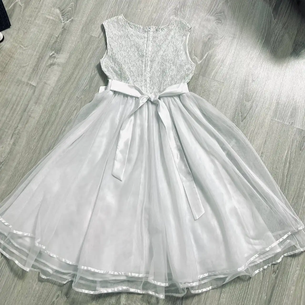 Праздничное платье Gloria Jeans и босоножки Keddo для девочки