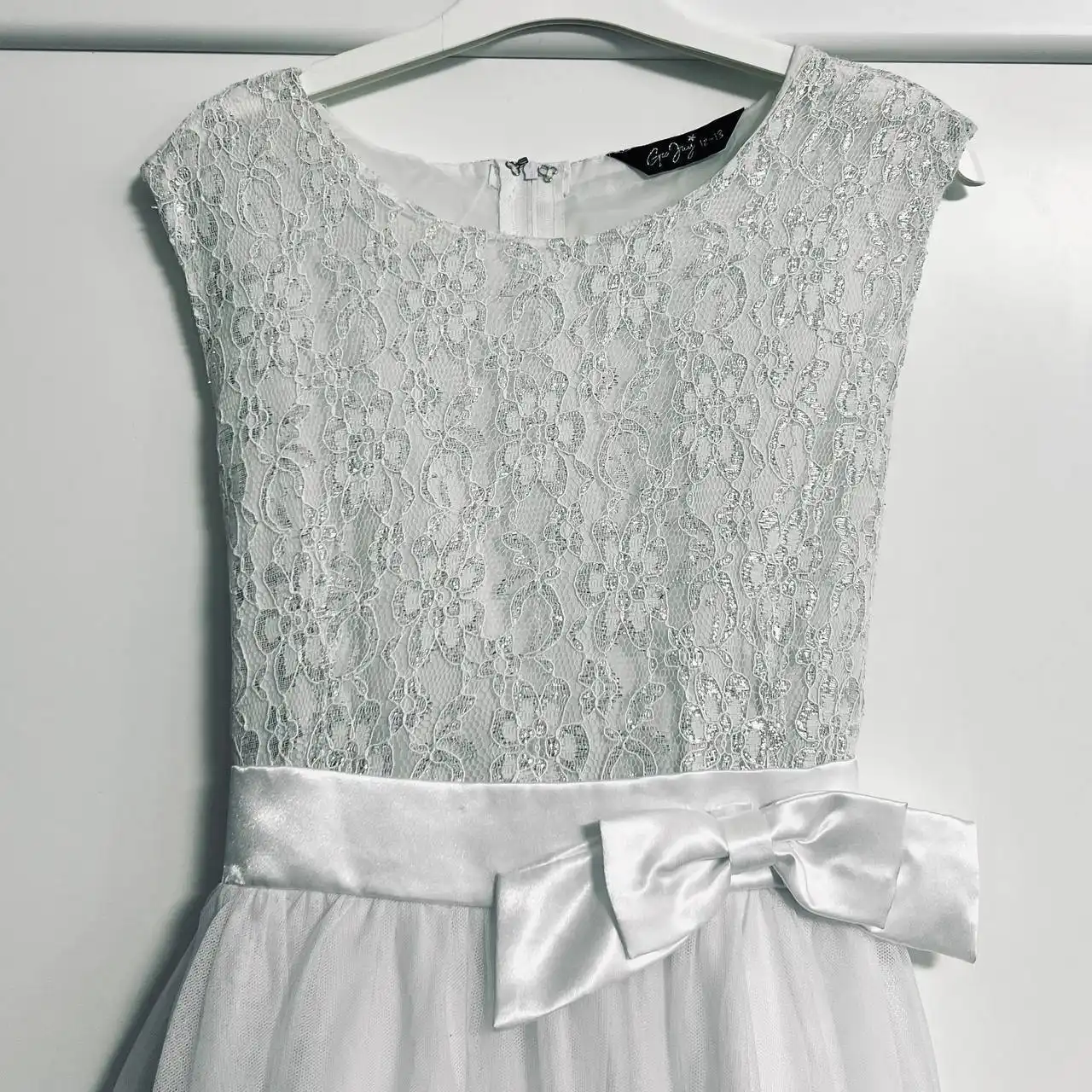 Праздничное платье Gloria Jeans и босоножки Keddo для девочки