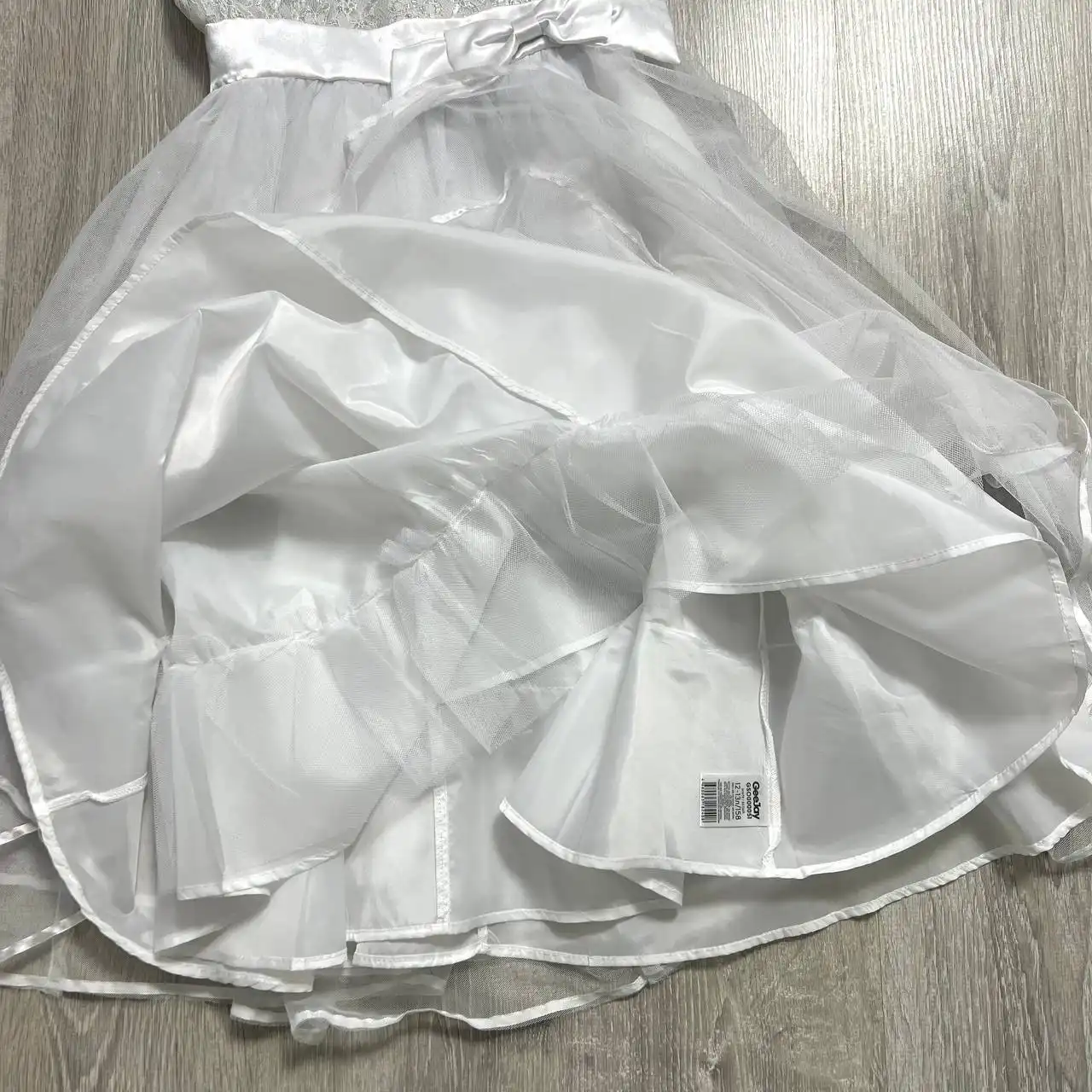 Праздничное платье Gloria Jeans и босоножки Keddo для девочки