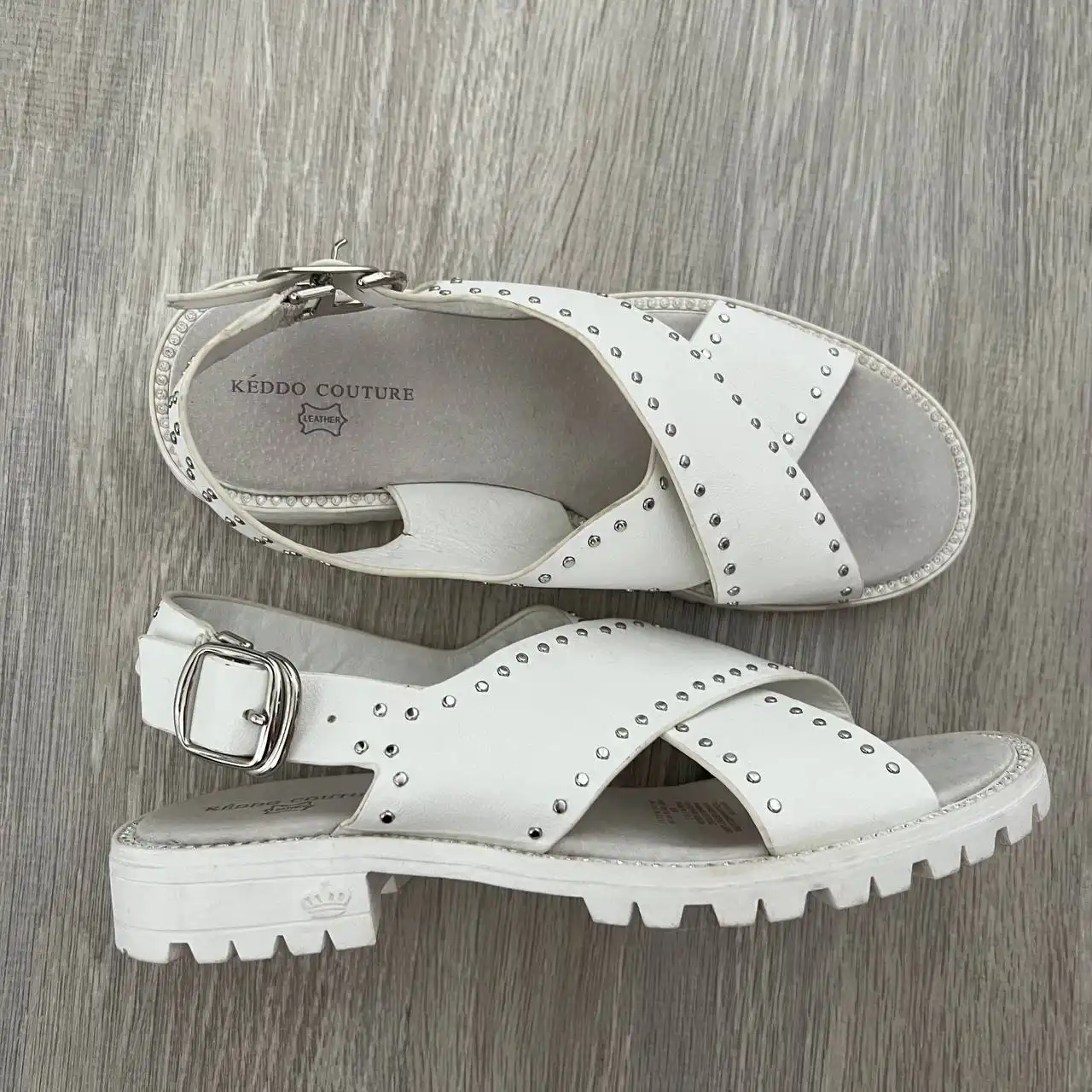 Праздничное платье Gloria Jeans и босоножки Keddo для девочки