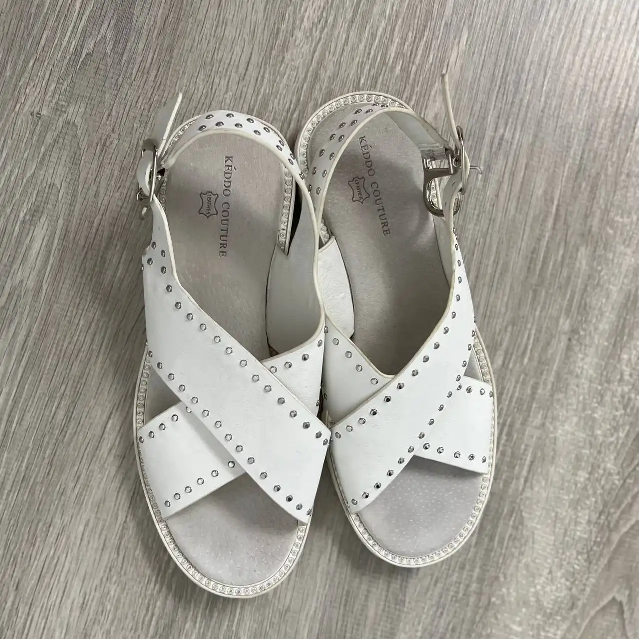 Праздничное платье Gloria Jeans и босоножки Keddo для девочки