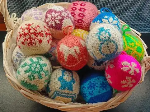 Вязаные ёлочные шары из холлофайбера