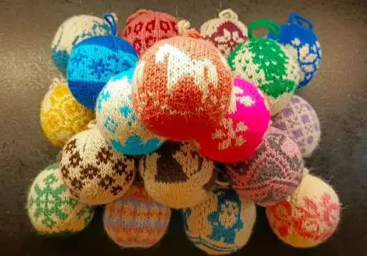 Вязаные ёлочные шары из холлофайбера
