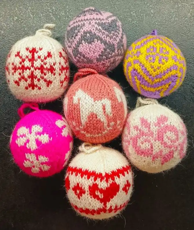 Вязаные ёлочные шары из холлофайбера