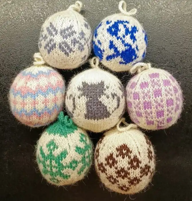 Вязаные ёлочные шары из холлофайбера