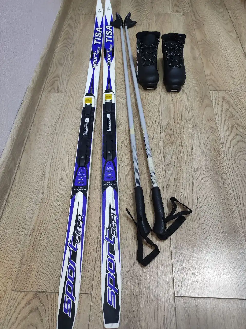Лыжи с ботинками и палками - Спортивный инвентарь (Хобби и отдых) в Москва