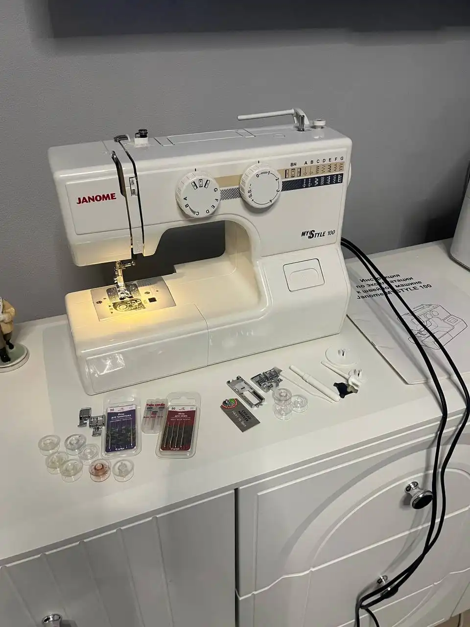 Бытовая швейная машинка с дополнительными аксессуарами - Швейное оборудование (Барахолка) в Москва