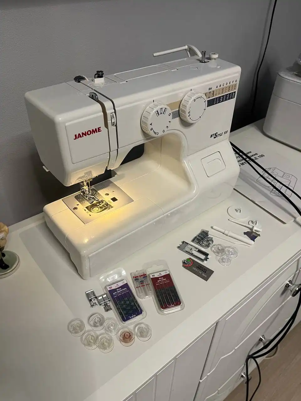 Бытовая швейная машинка с дополнительными аксессуарами - Швейное оборудование (Барахолка) в Москва