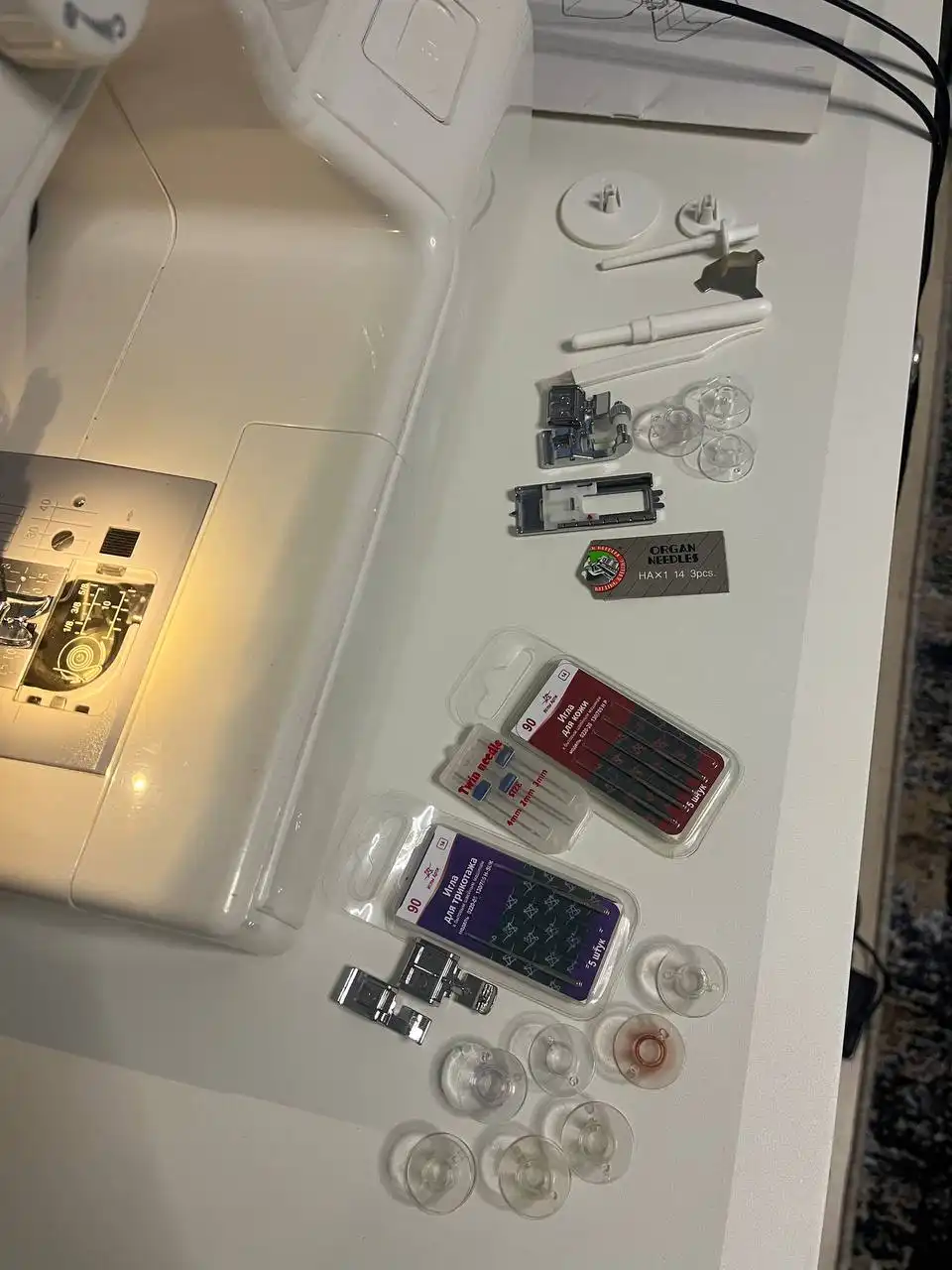 Бытовая швейная машинка с дополнительными аксессуарами - Швейное оборудование (Барахолка) в Москва