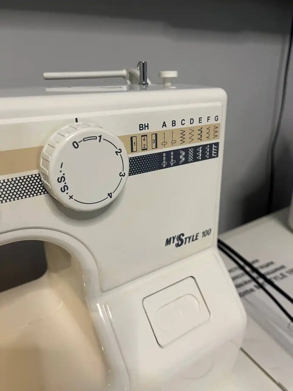 Бытовая швейная машинка с дополнительными аксессуарами - Швейное оборудование (Барахолка) в Москва