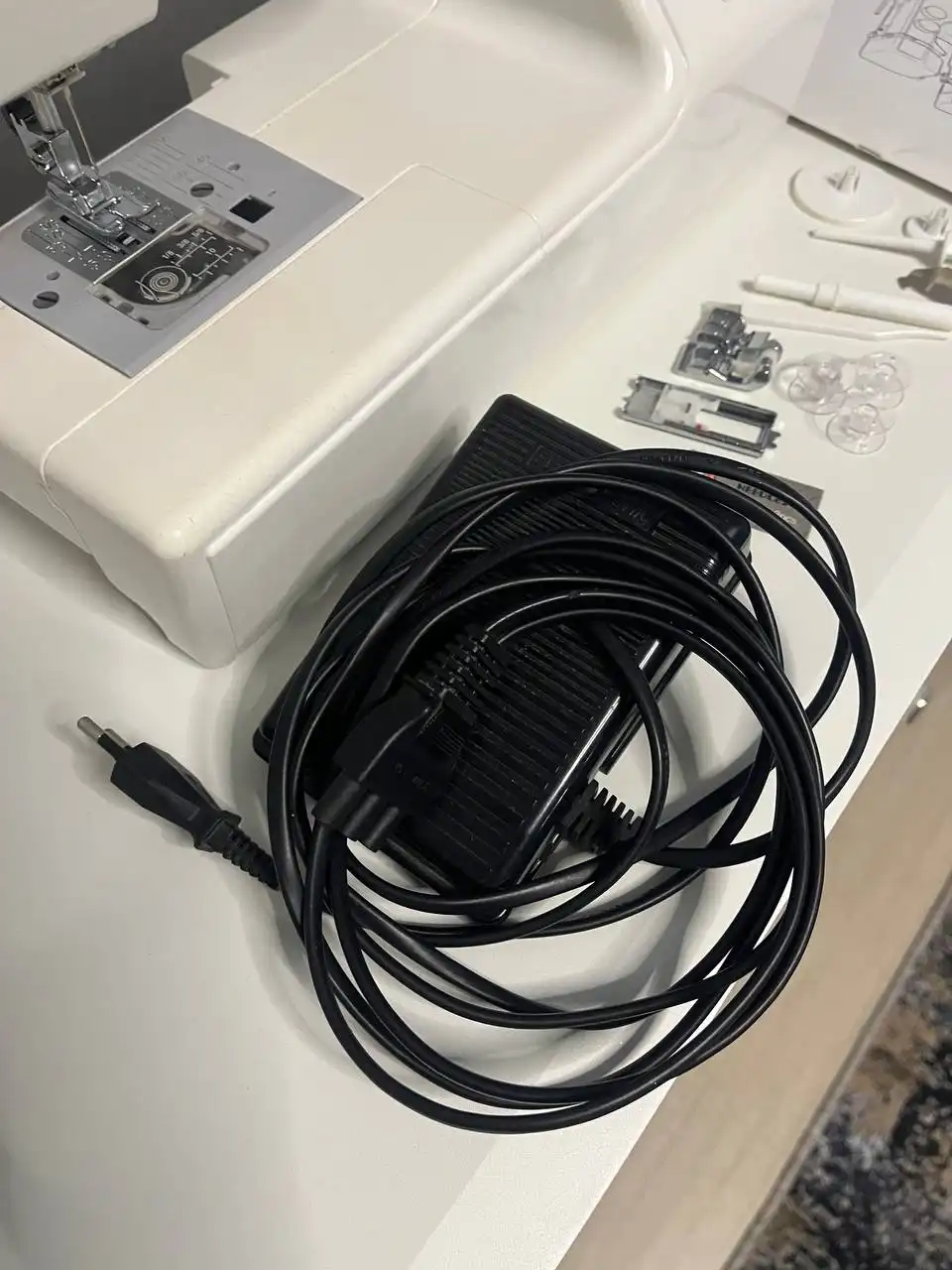 Бытовая швейная машинка с дополнительными аксессуарами - Швейное оборудование (Барахолка) в Москва