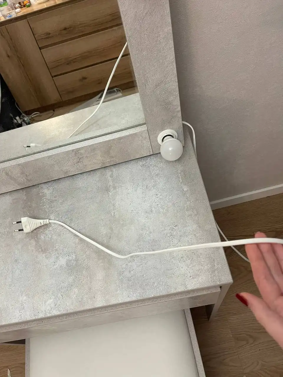 Туалетный столик с подсветкой и пуфиком - Мебель (Для дома и дачи) в Москва