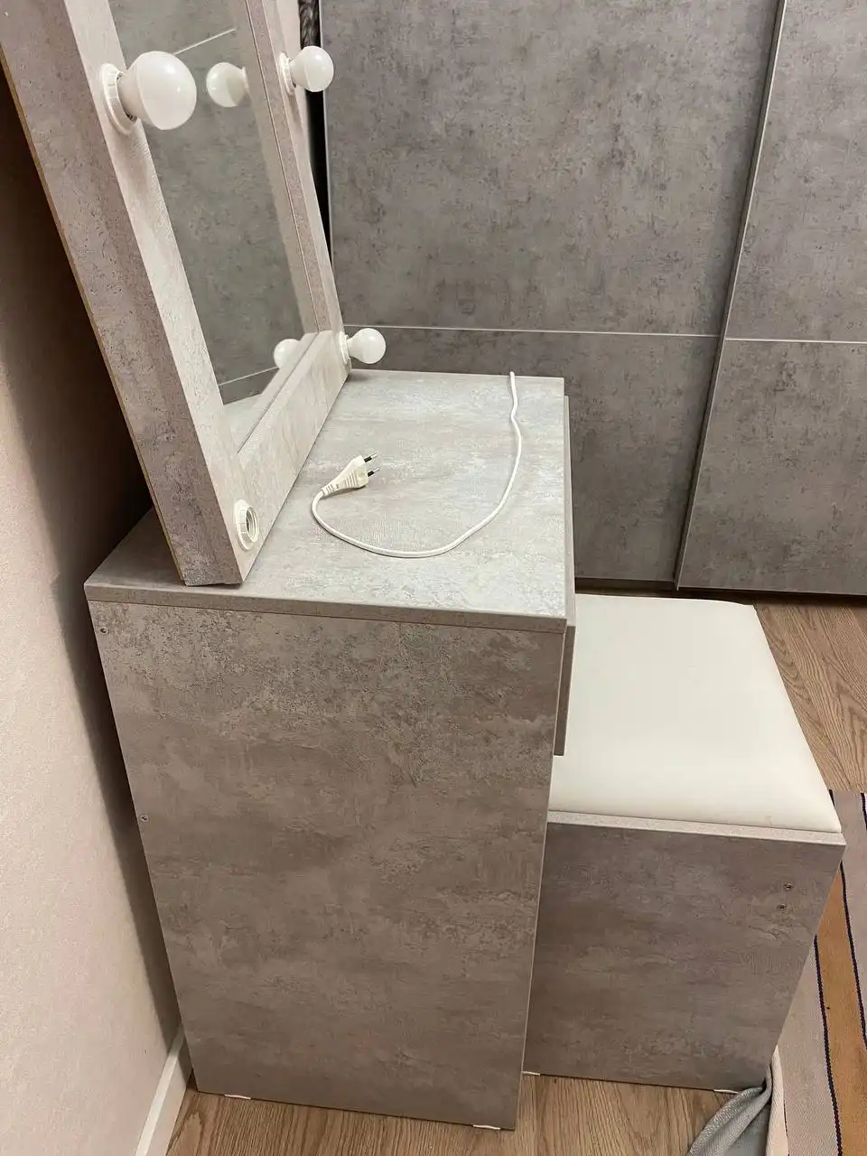 Туалетный столик с подсветкой и пуфиком - Мебель (Для дома и дачи) в Москва