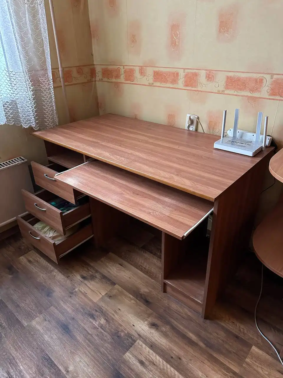 Продажа письменного стола с ящиками и выдвижной полкой - Мебель (Для дома и дачи) в Москва