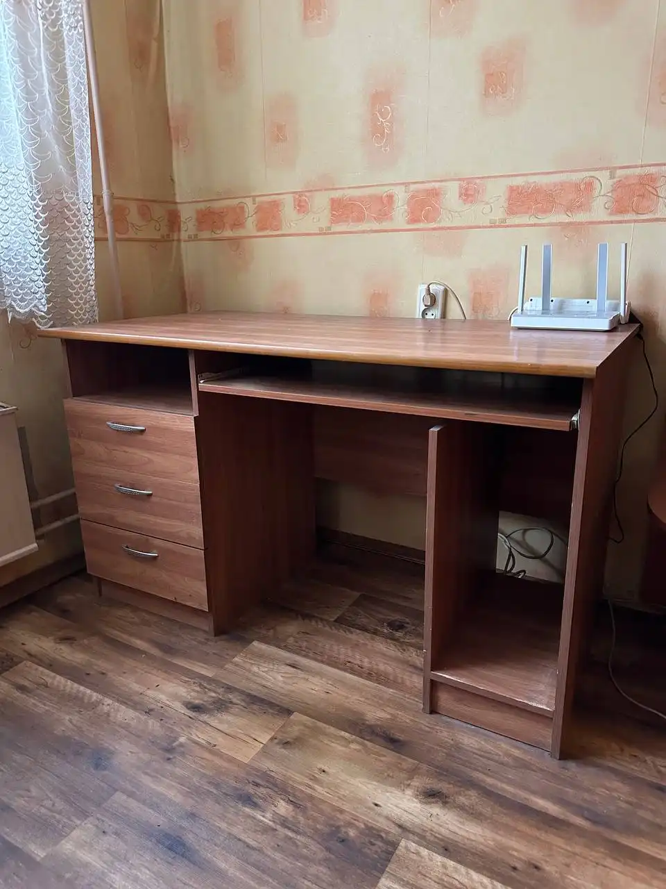 Продажа письменного стола с ящиками и выдвижной полкой - Мебель (Для дома и дачи) в Москва