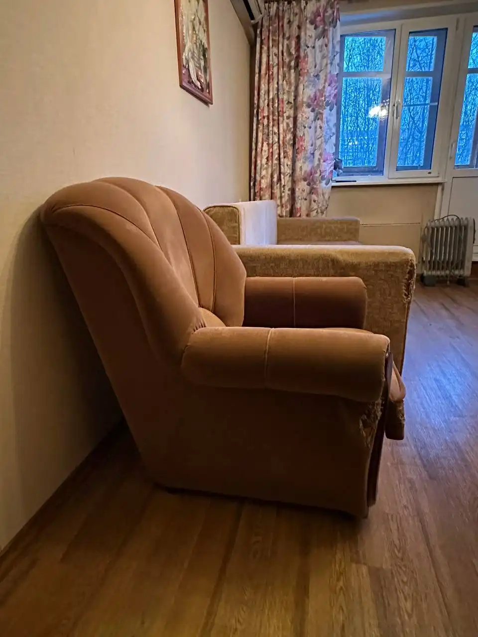 Бесплатный комплект мягкой мебели (диван, матрас, кресло) - срочный самовывоз - Барахолка в Москва