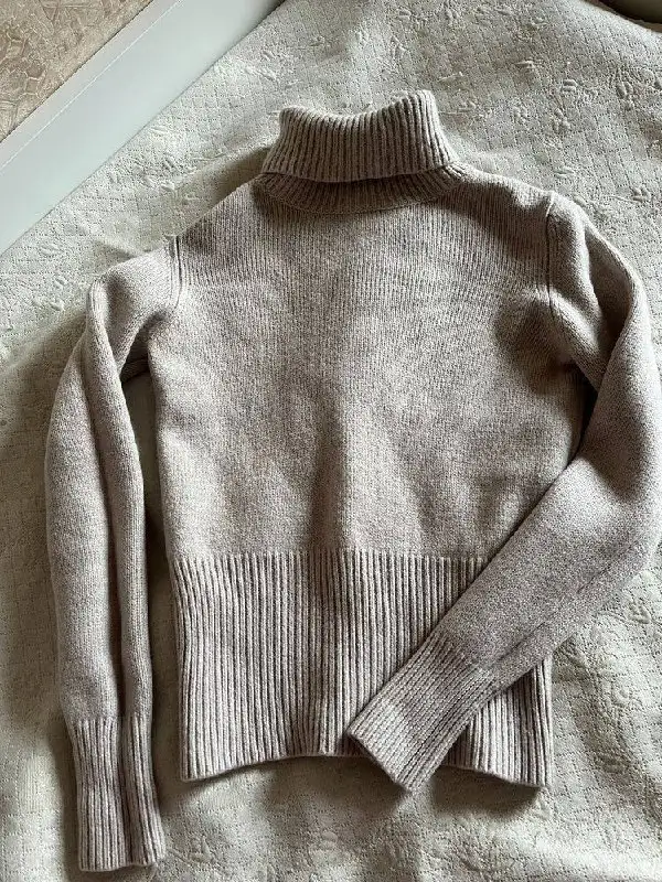 Теплый фирменный свитер 40-42р. в состоянии нового - Свитер (Одежда) в Москва