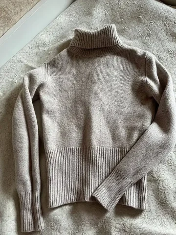 Теплый фирменный свитер 40-42р. в состоянии нового - Одежда в Москва