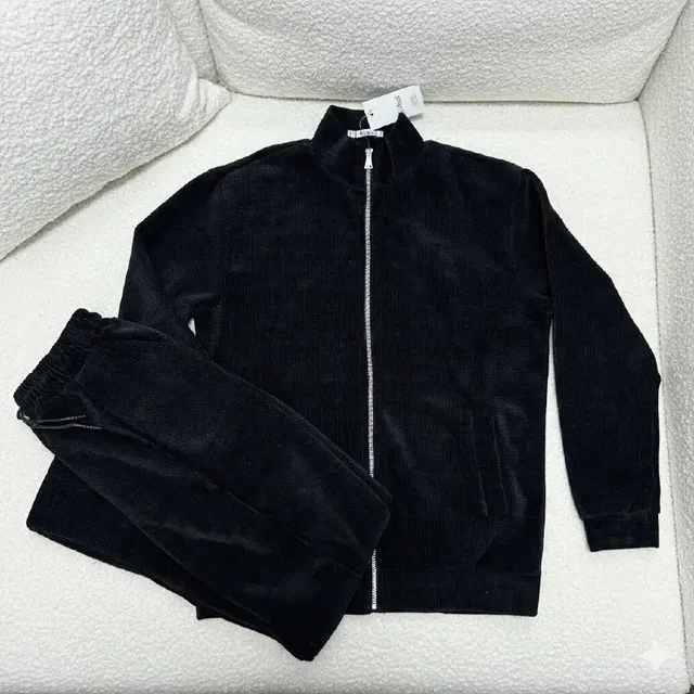 Мужской костюм из микровельвета - Платья вечерние в Москва