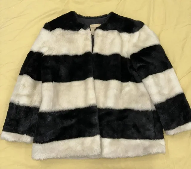 Продажа и обмен верхней одежды и кофт для девушек - Плащи в Москва