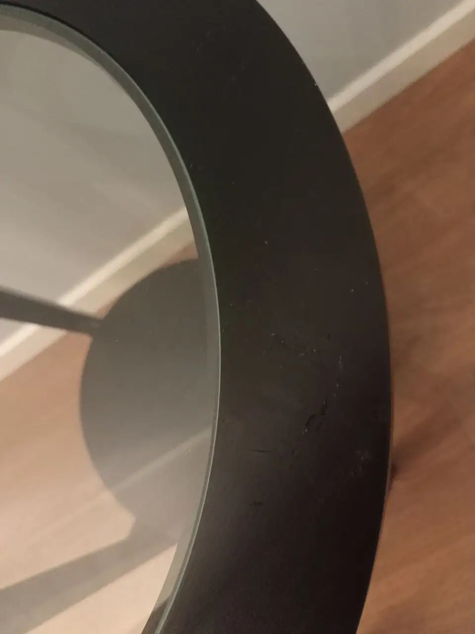 Кофейный столик IKEA со сколами и царапинами - Мебель (Для дома и дачи) в Москва