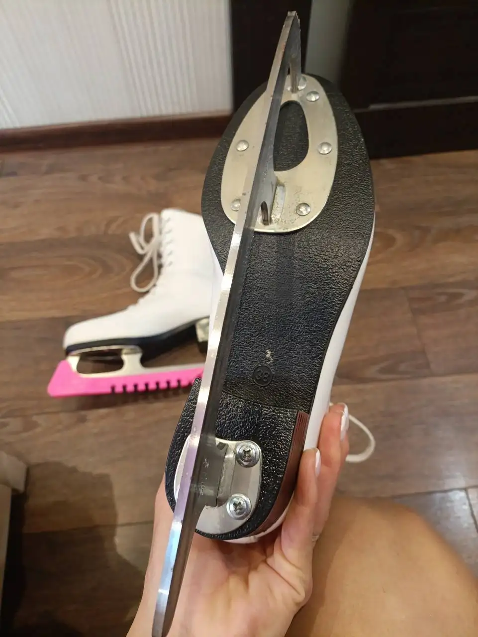 Коньки фигурные кожаные б/у размер 38 - Спортивный инвентарь (Хобби и отдых) в Москва