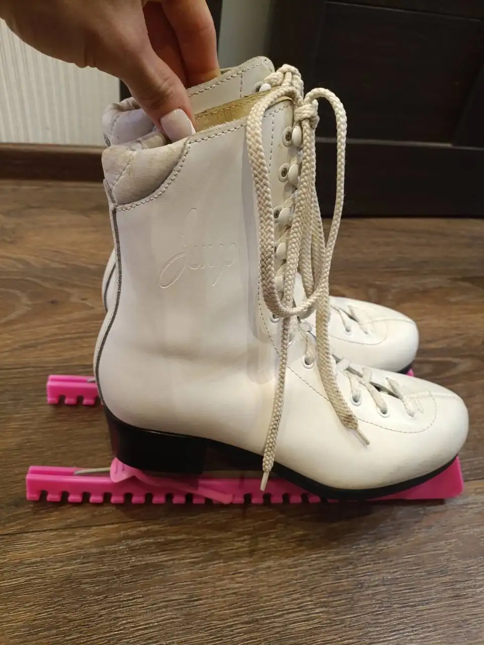 Коньки фигурные кожаные б/у размер 38 - Спортивный инвентарь (Хобби и отдых) в Москва