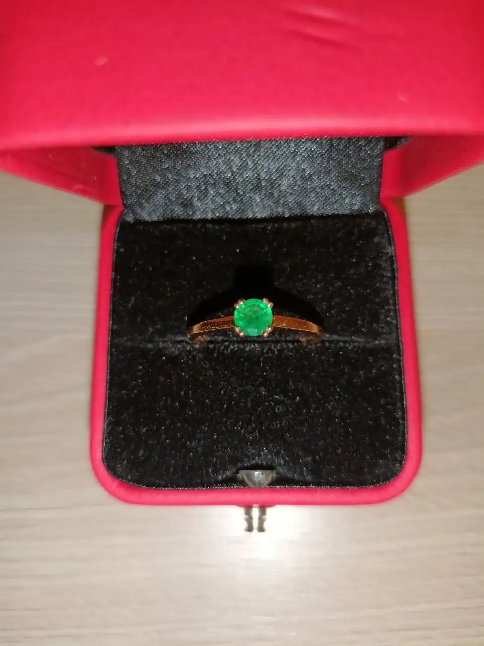 Золотое кольцо с натуральным изумрудом 585 пробы - Ювелирные изделия (Барахолка) в Москва