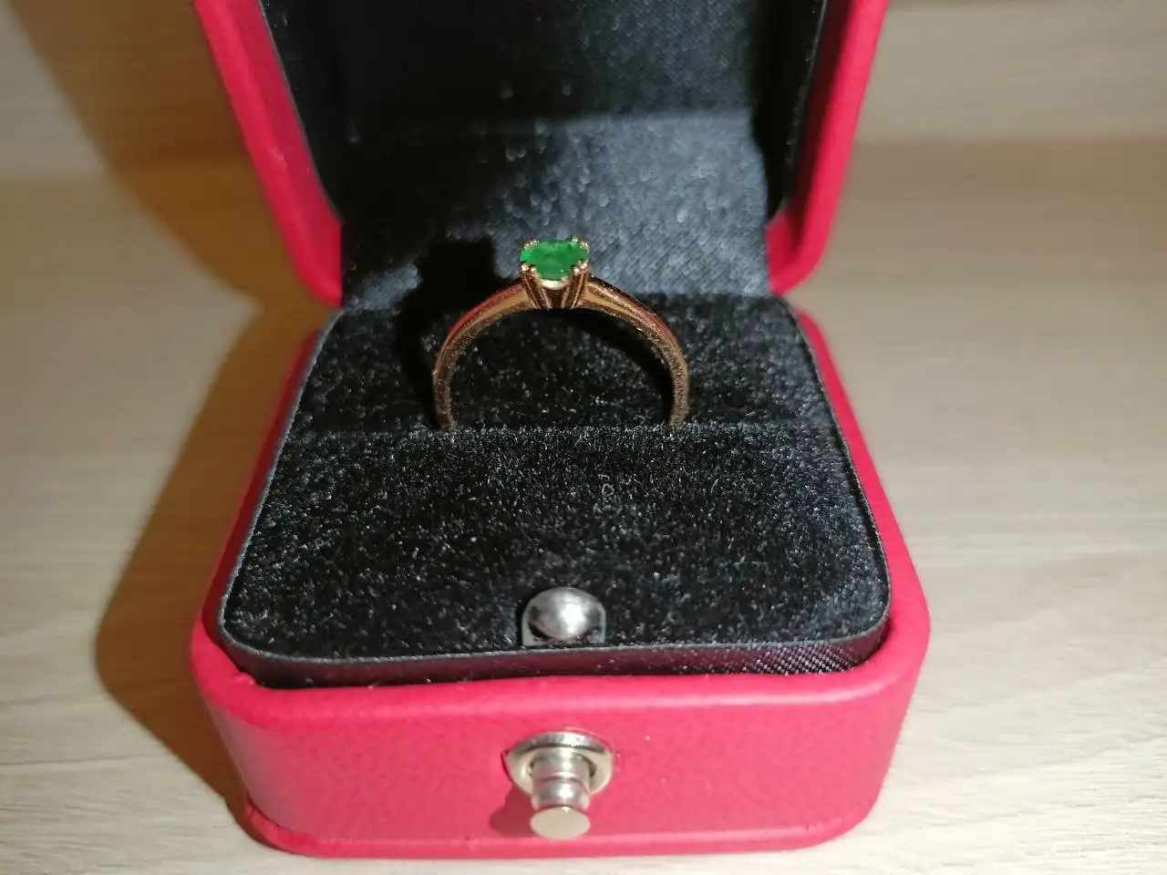 Золотое кольцо с натуральным изумрудом 585 пробы - Ювелирные изделия (Барахолка) в Москва