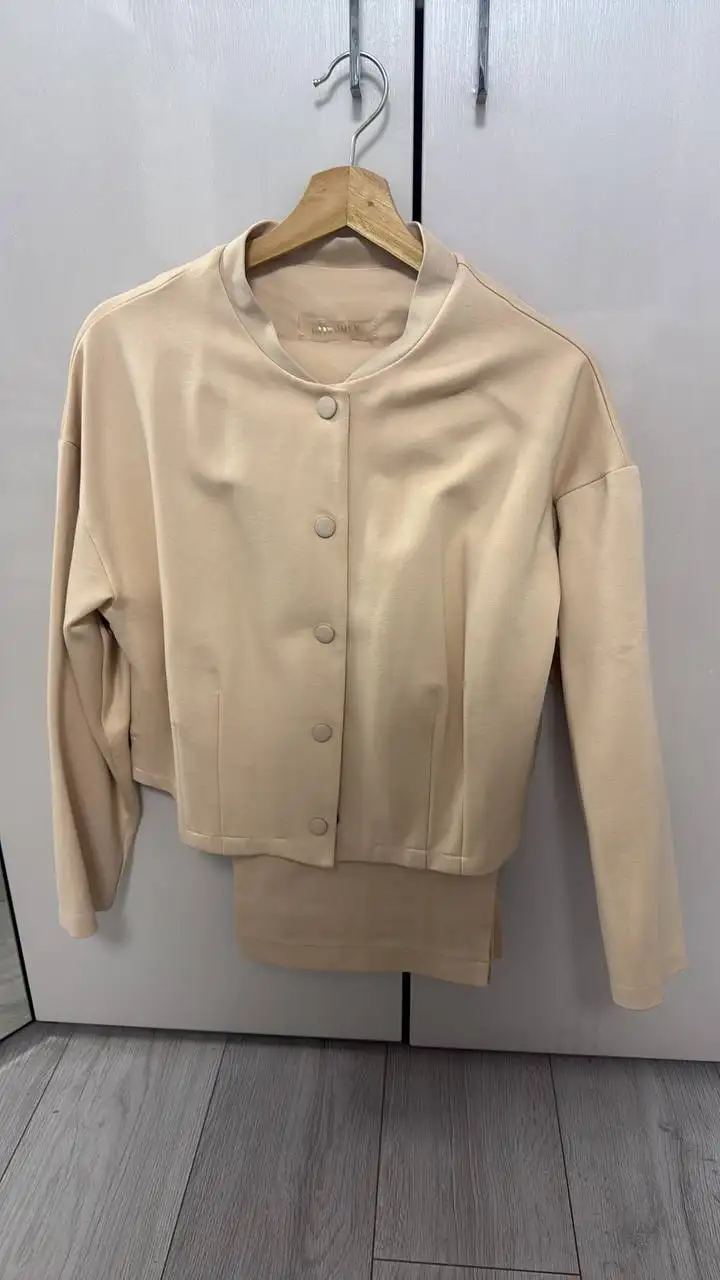 Продам костюм размер L - Костюмы (Одежда) в Лобня