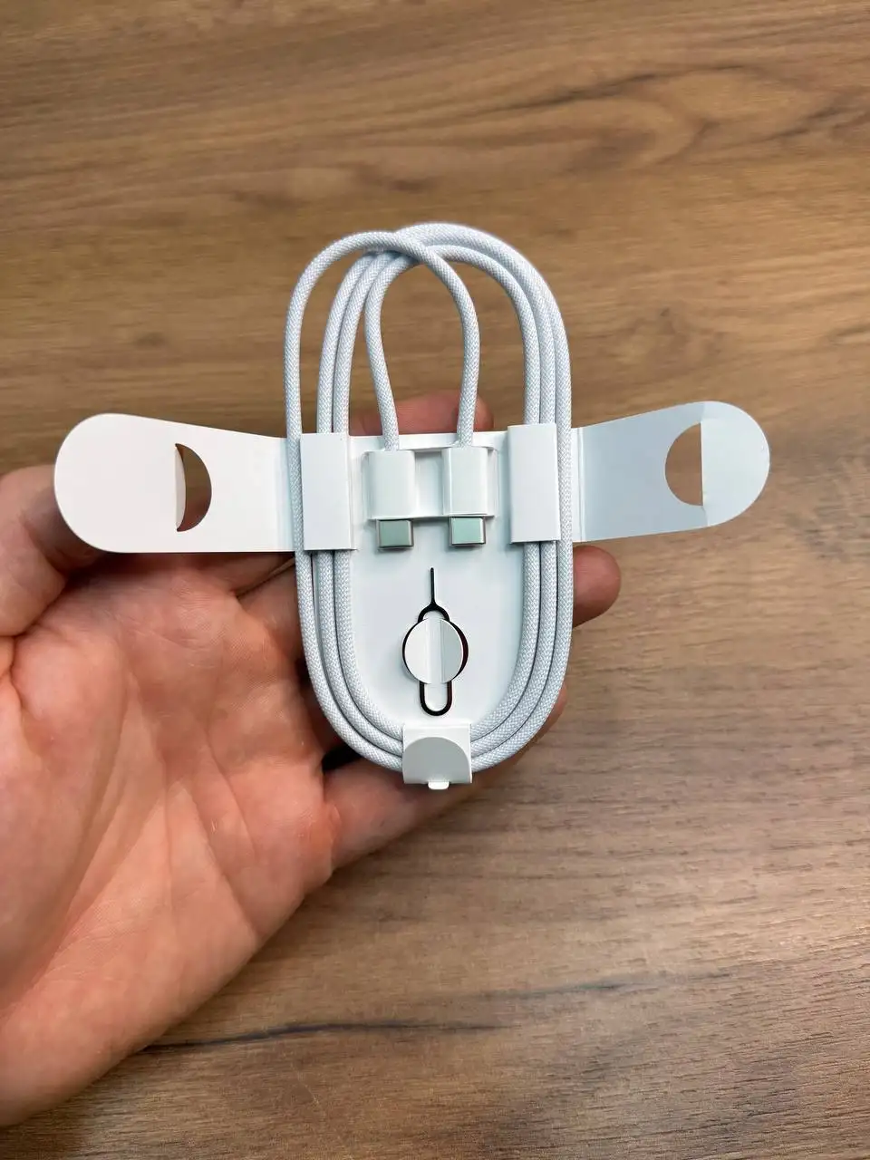 Продам оригинальный провод Apple USB-C из набора iPhone 17 Pro - Кабели и адаптеры (Электроника) в Москва