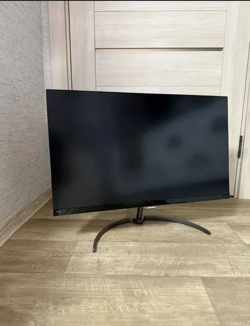 Продажа монитора 27 дюймов и фотоаппарата Canon 550D - Банковские карты в Москва