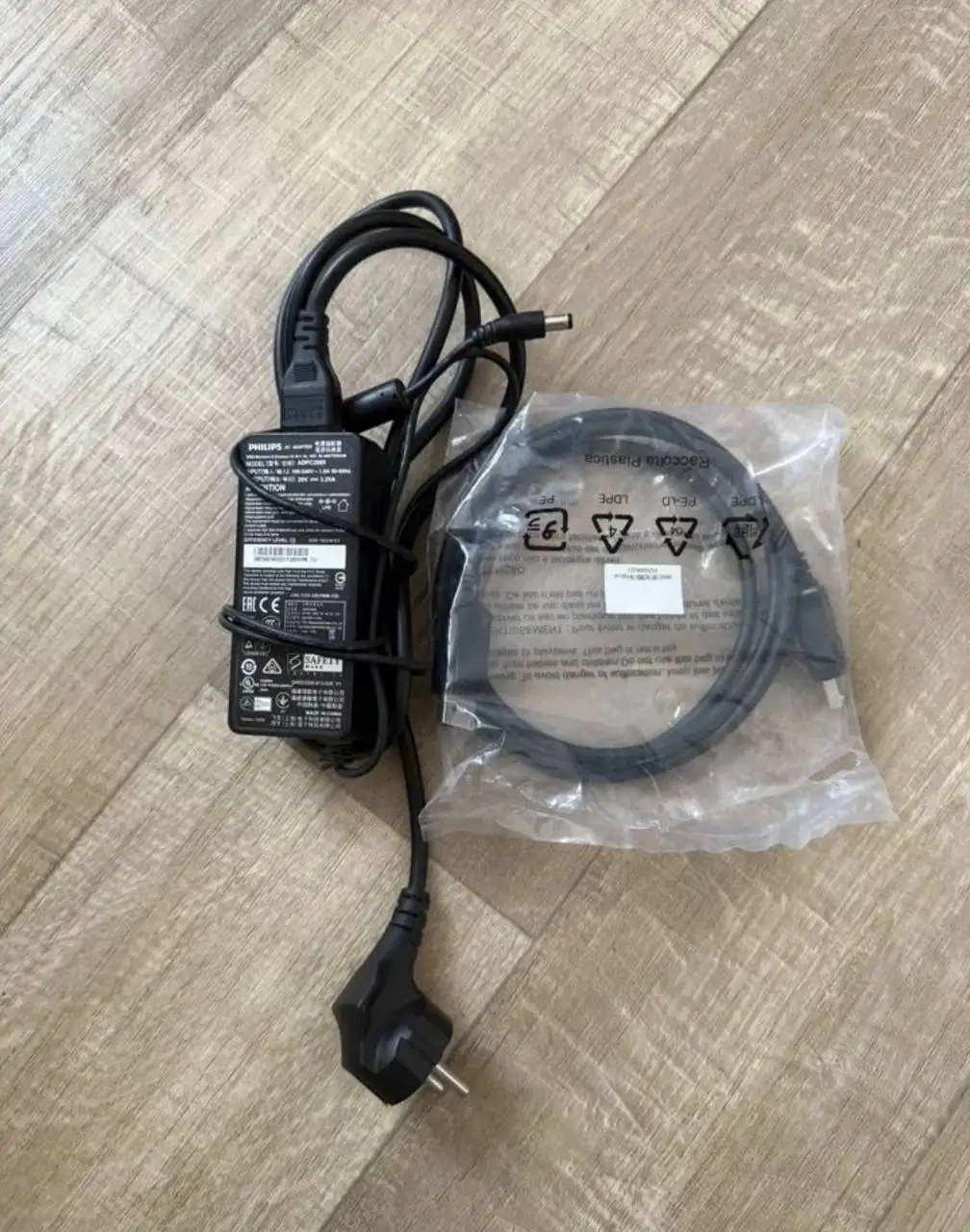 Продажа монитора 27 дюймов и фотоаппарата Canon 550D - Электроника в Москва