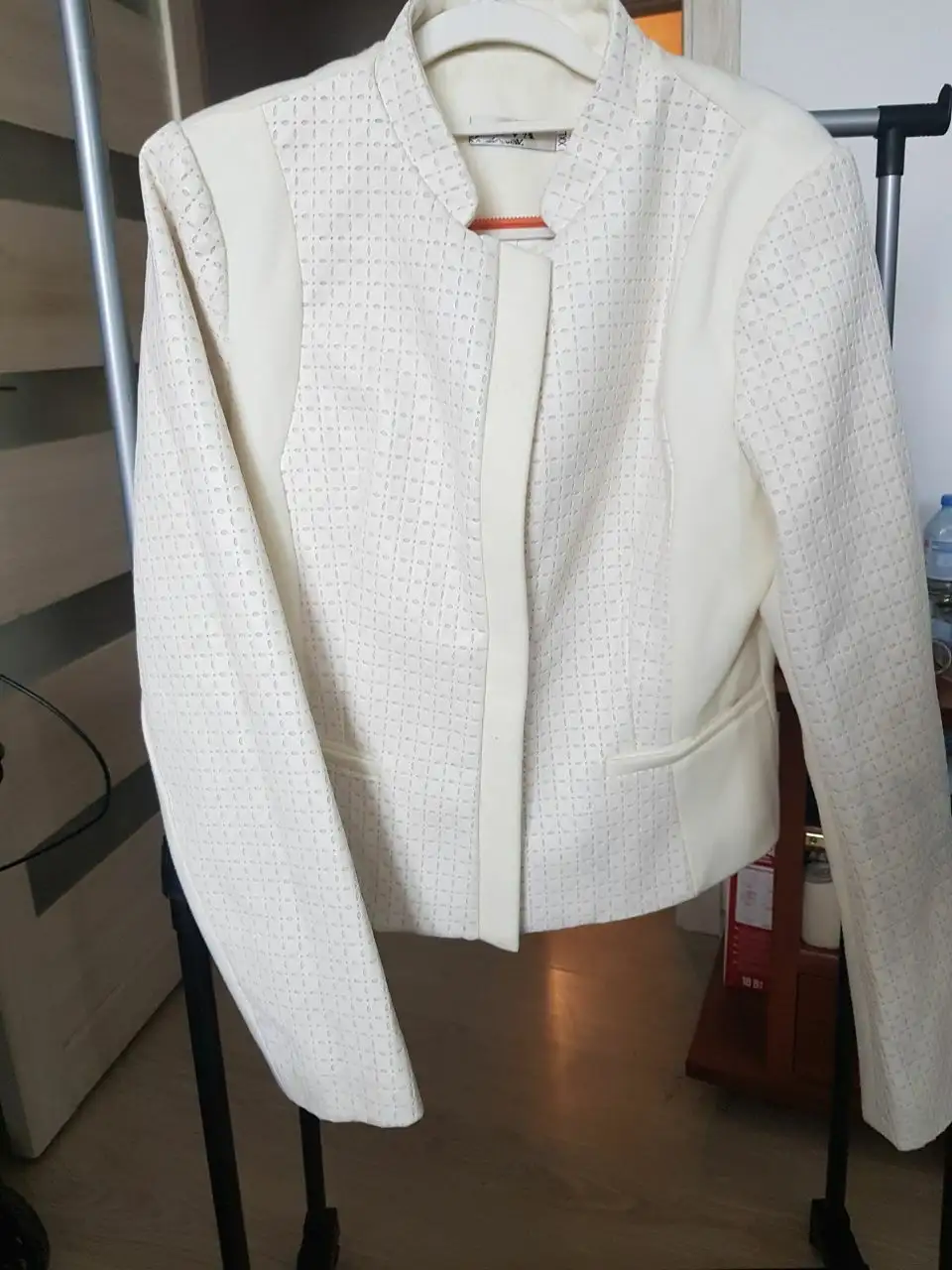Продажа кремовых пиджаков 42 и 50 размера - Верхняя одежда (Одежда) в Москва