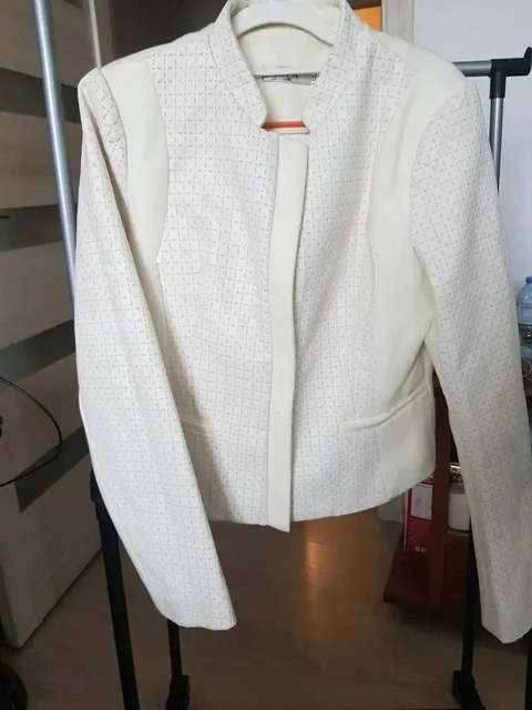 Продажа кремовых пиджаков 42 и 50 размера - Верхняя одежда, обувь, аксессуары в Москва