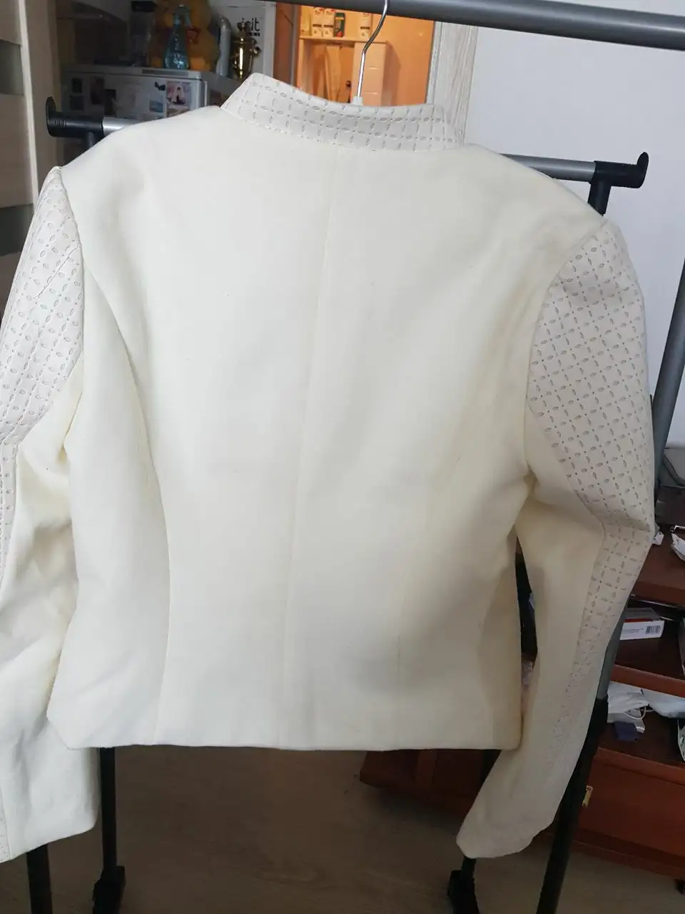 Продажа кремовых пиджаков 42 и 50 размера - Верхняя одежда (Одежда) в Москва