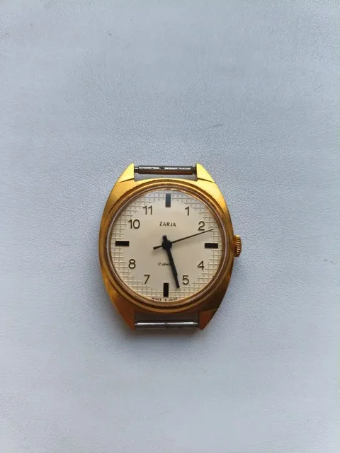 Продажа советских раритетов: часы Заря и значок - Коллекционные предметы в Зеленоград