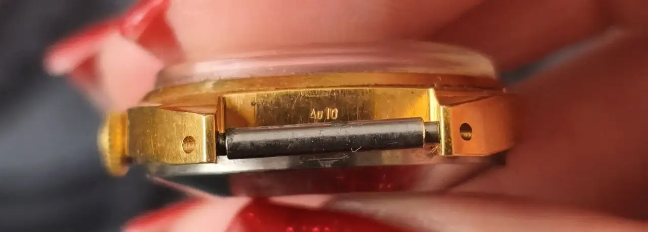 Продажа советских раритетов: часы Заря и значок - Коллекционные предметы (Барахолка) в Зеленоград