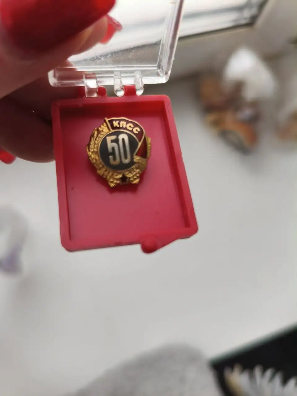 Продажа советских раритетов: часы Заря и значок - Коллекционные предметы (Барахолка) в Зеленоград