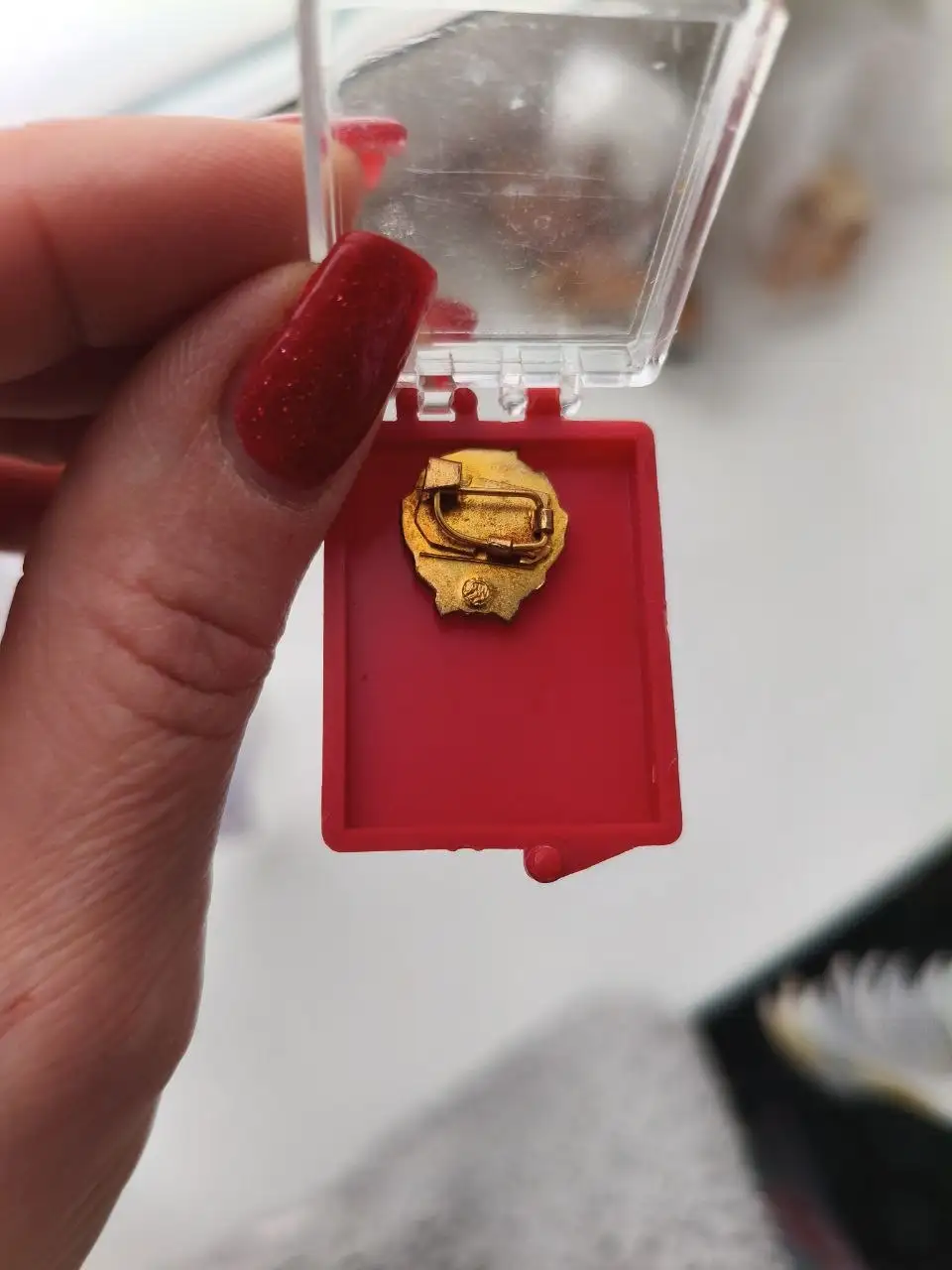 Продажа советских раритетов: часы Заря и значок - Коллекционные предметы (Барахолка) в Зеленоград