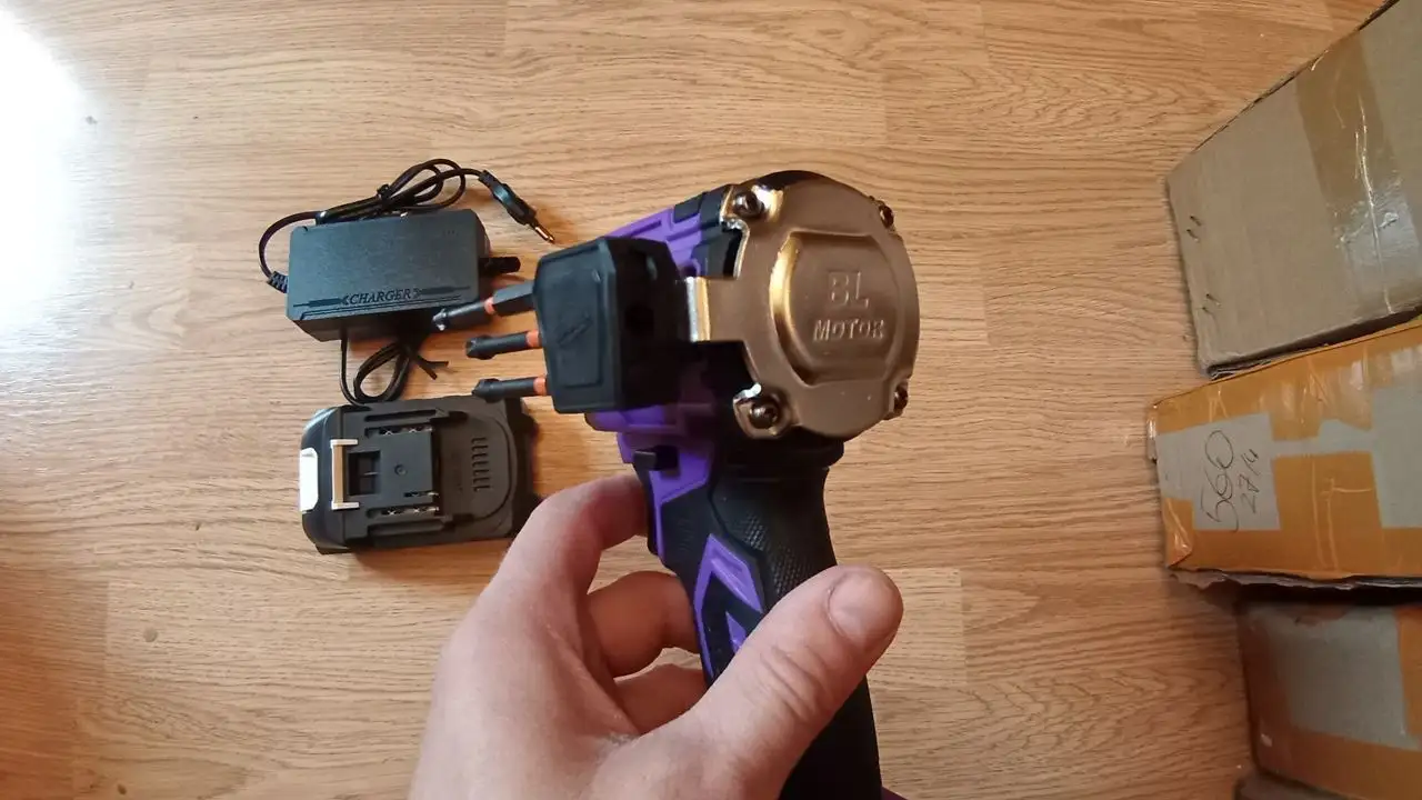 Бесщеточный ударный импакт с двумя аккумуляторами - Инструменты (Электроника) в Москва