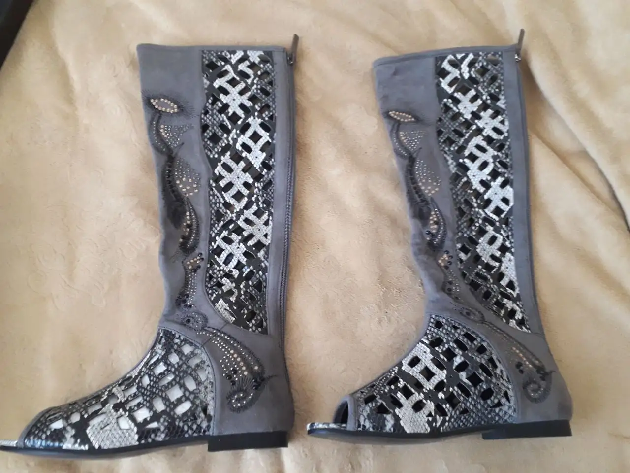 Продам новые летние сапоги замшевые 37 размера - Обувь (Одежда) в Москва