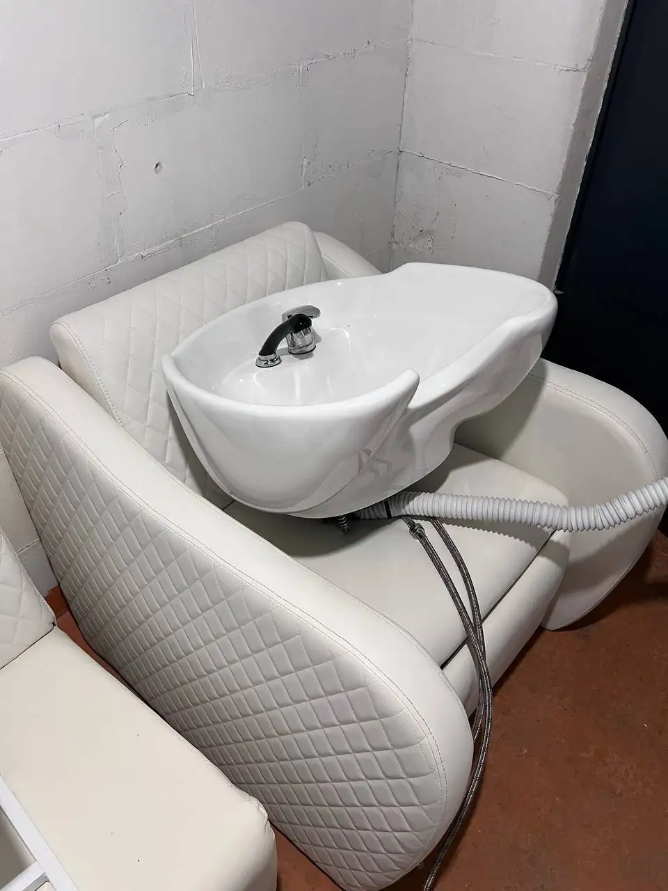 Продажа мебели для салона красоты - Салон красоты (Готовый бизнес и оборудование) в Москва