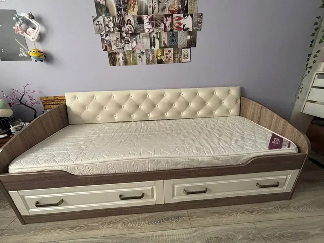 Продаю б/у кровать с матрасом и мягким изголовьем - Для дома и дачи в Москва
