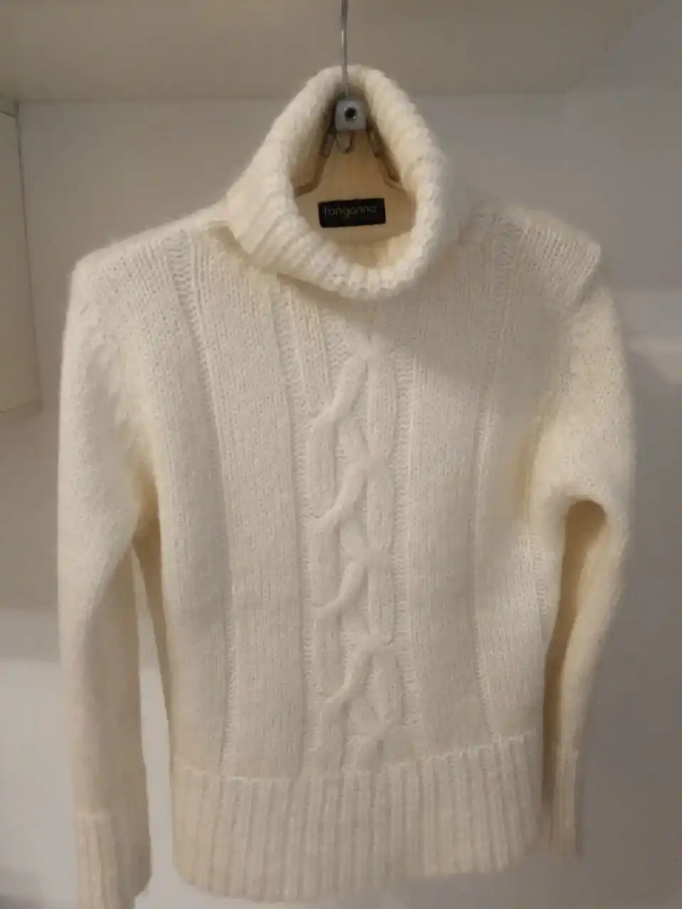 Свитер женский белый бренда Fanganna