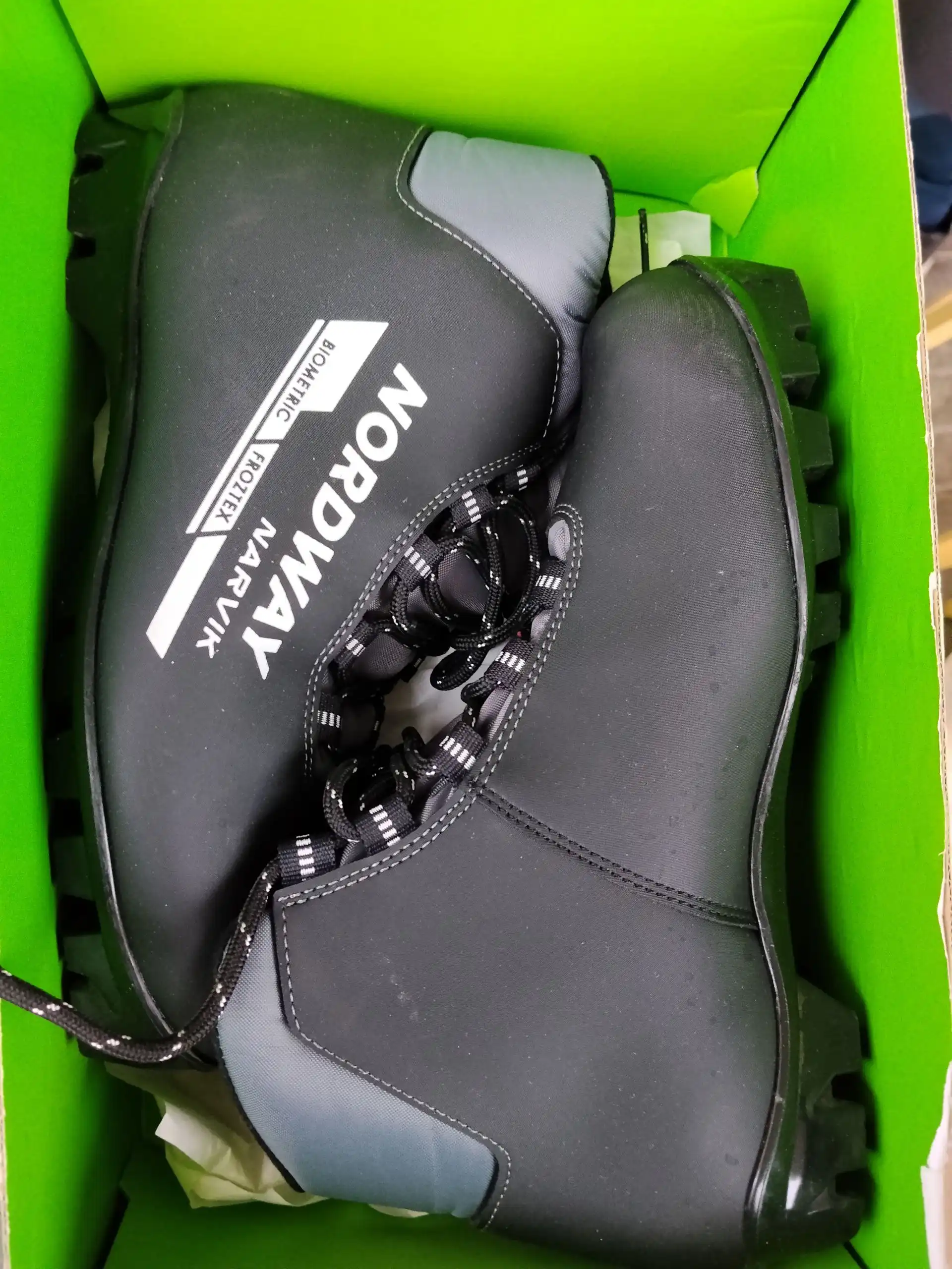 Лыжи с ботинками и палками