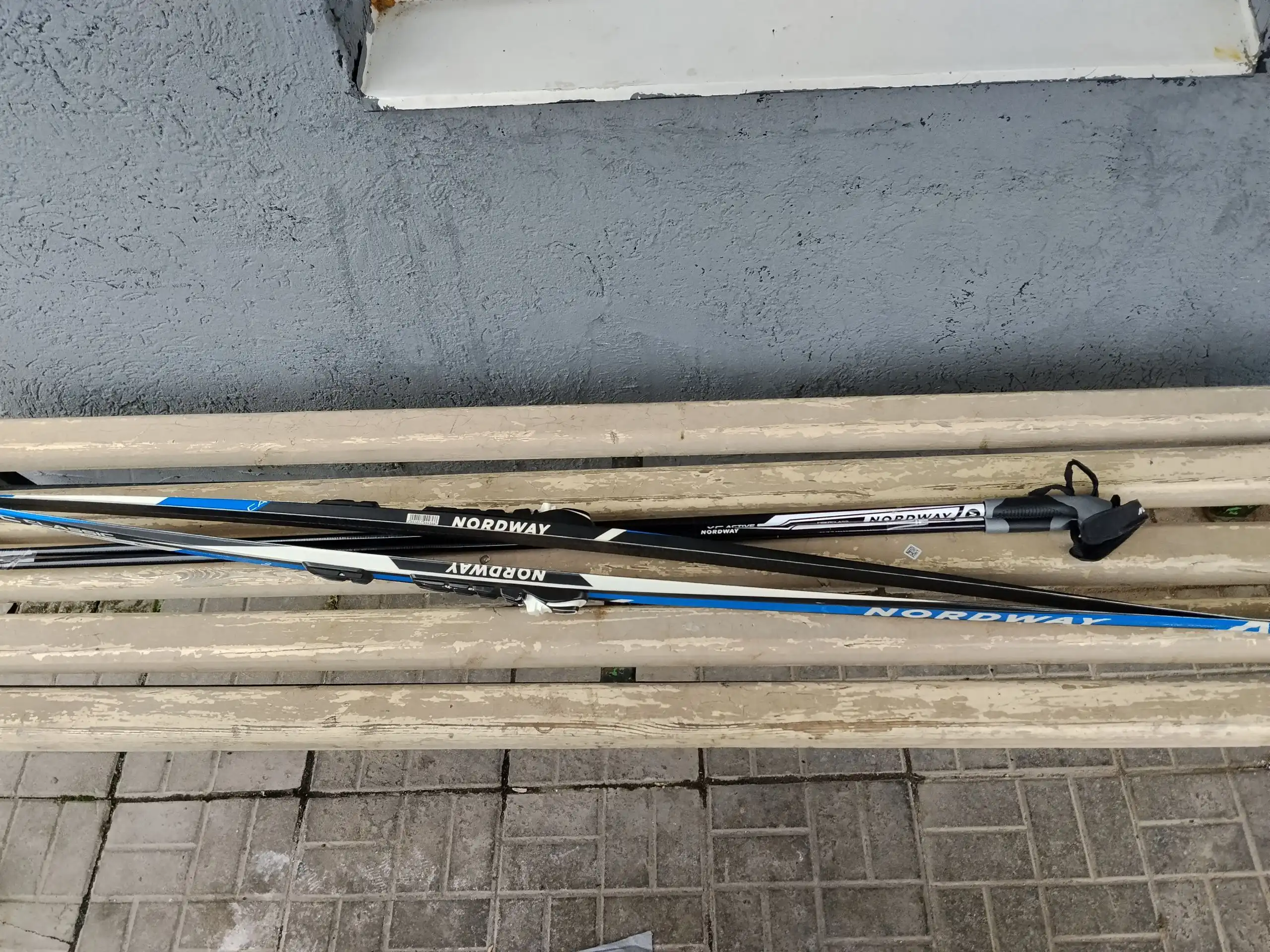 Лыжи с ботинками и палками